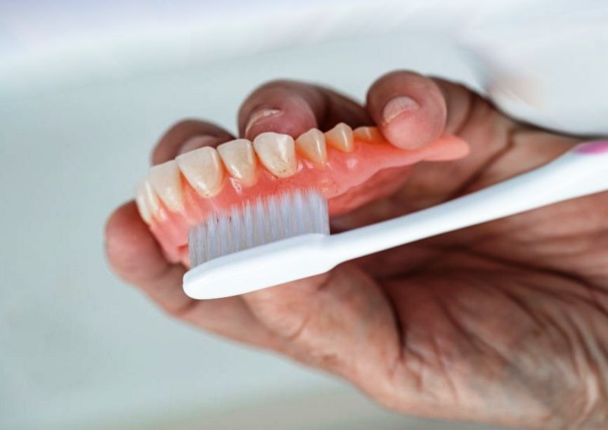 علت اصلی لق شدن دندان مصنوعی چیست